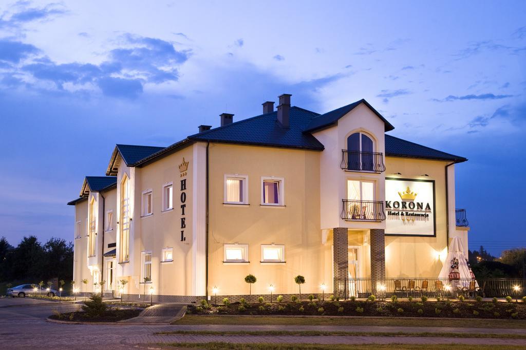 Hotel Korona เชชูฟ ภายนอก รูปภาพ