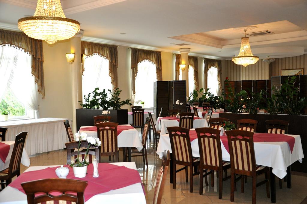 Hotel Korona เชชูฟ ภายนอก รูปภาพ