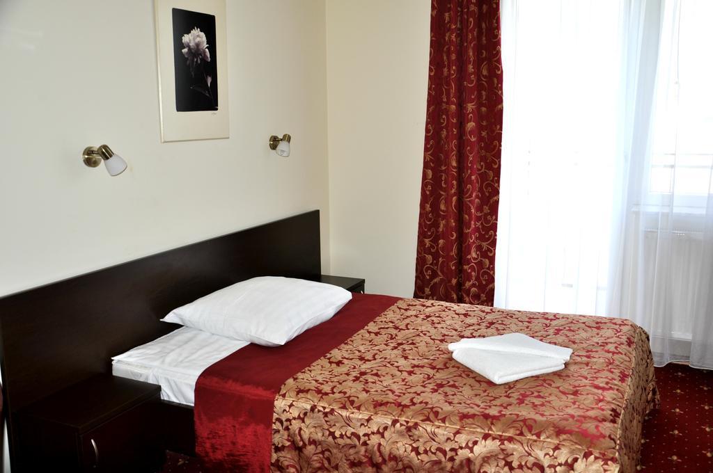 Hotel Korona เชชูฟ ภายนอก รูปภาพ