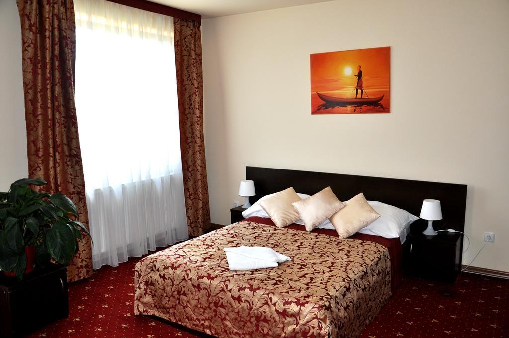 Hotel Korona เชชูฟ ภายนอก รูปภาพ