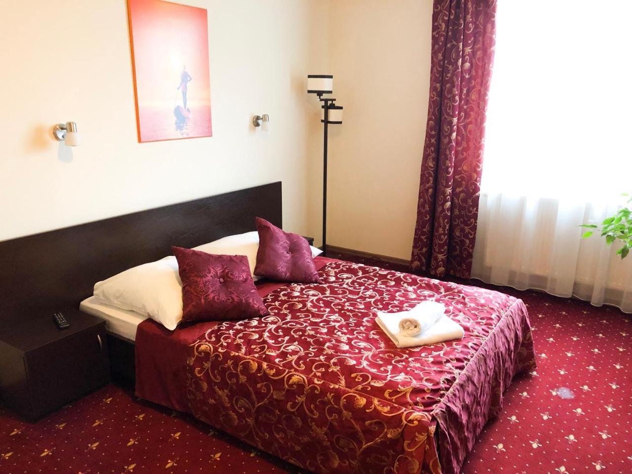 Hotel Korona เชชูฟ ภายนอก รูปภาพ