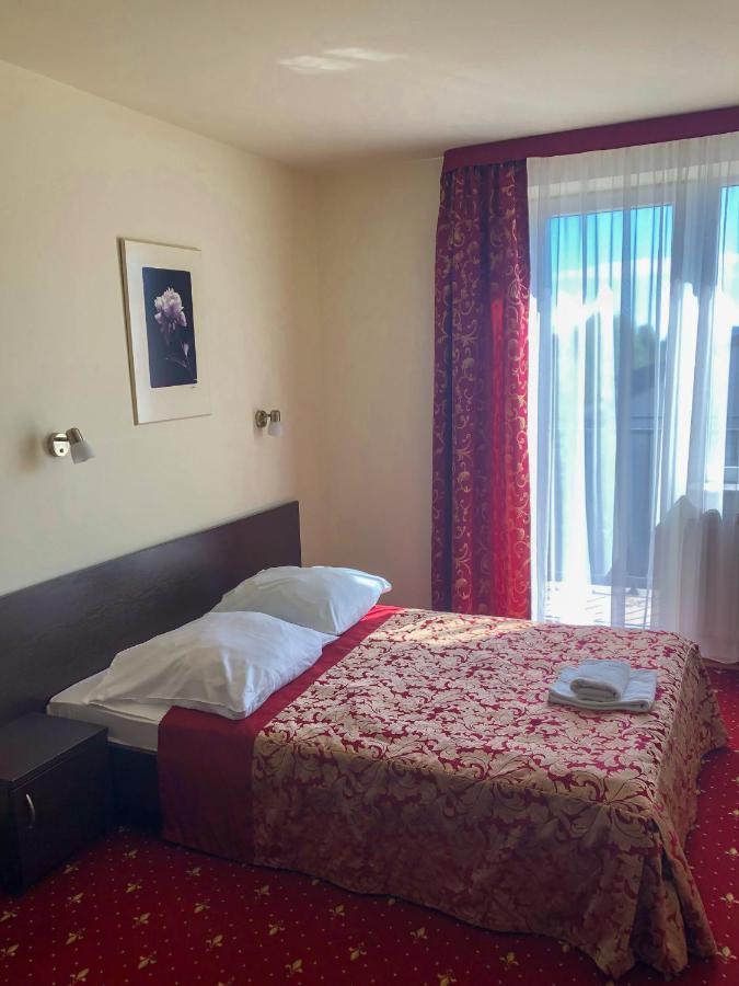 Hotel Korona เชชูฟ ภายนอก รูปภาพ